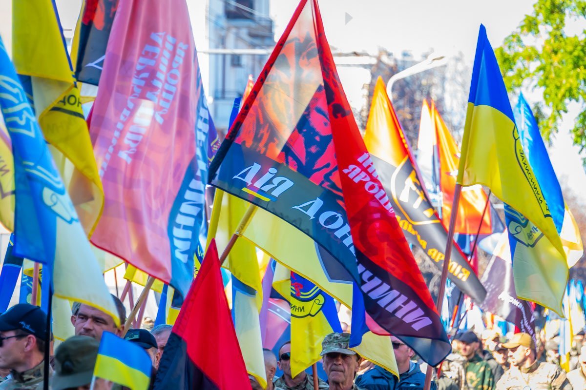 Вверх поднялись сотни флагов Вверх поднялись сотни флагов