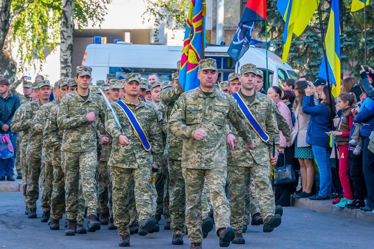 За курсантами следовали военные За курсантами следовали военные