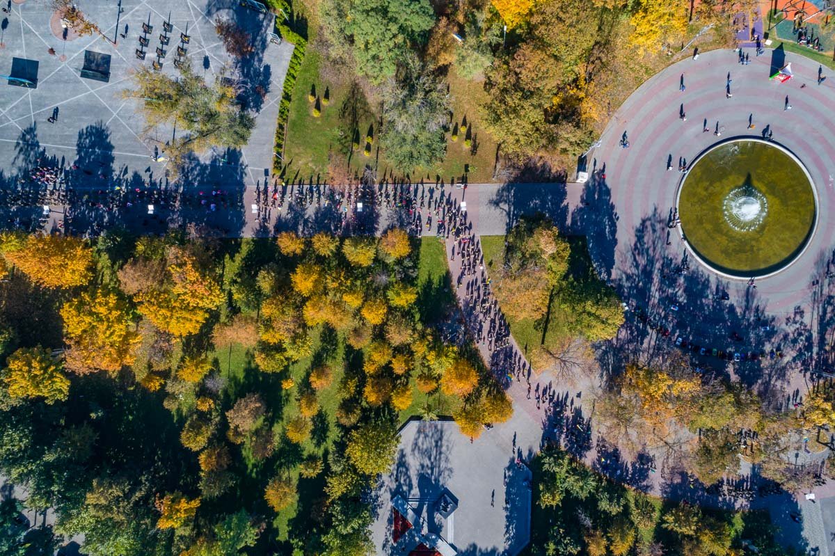 Марш стартовал возле здания ОГА Марш стартовал возле здания ОГА