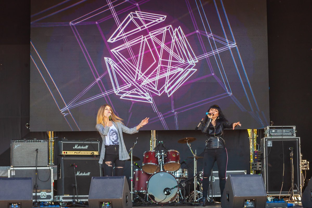 На фестивале играла живая музыка  На фестивале играла живая музыка