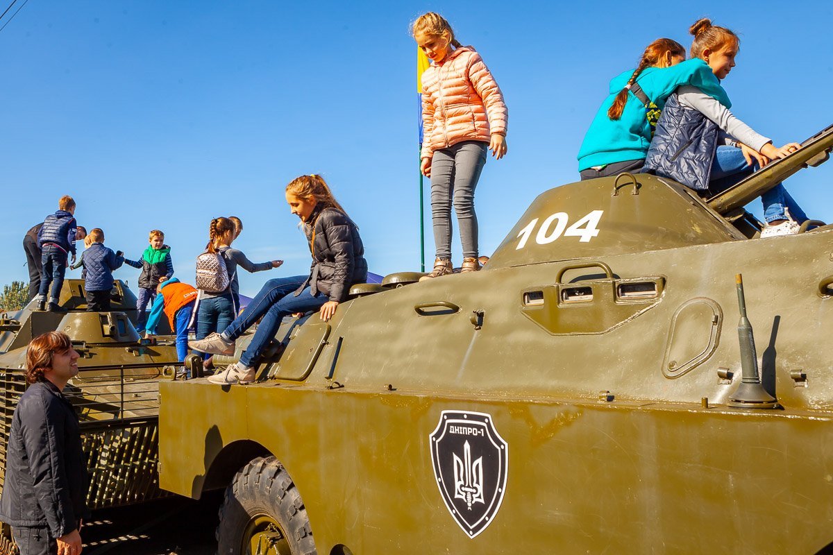 Детям разрешили залезть на военную машину  Детям разрешили залезть на военную машину