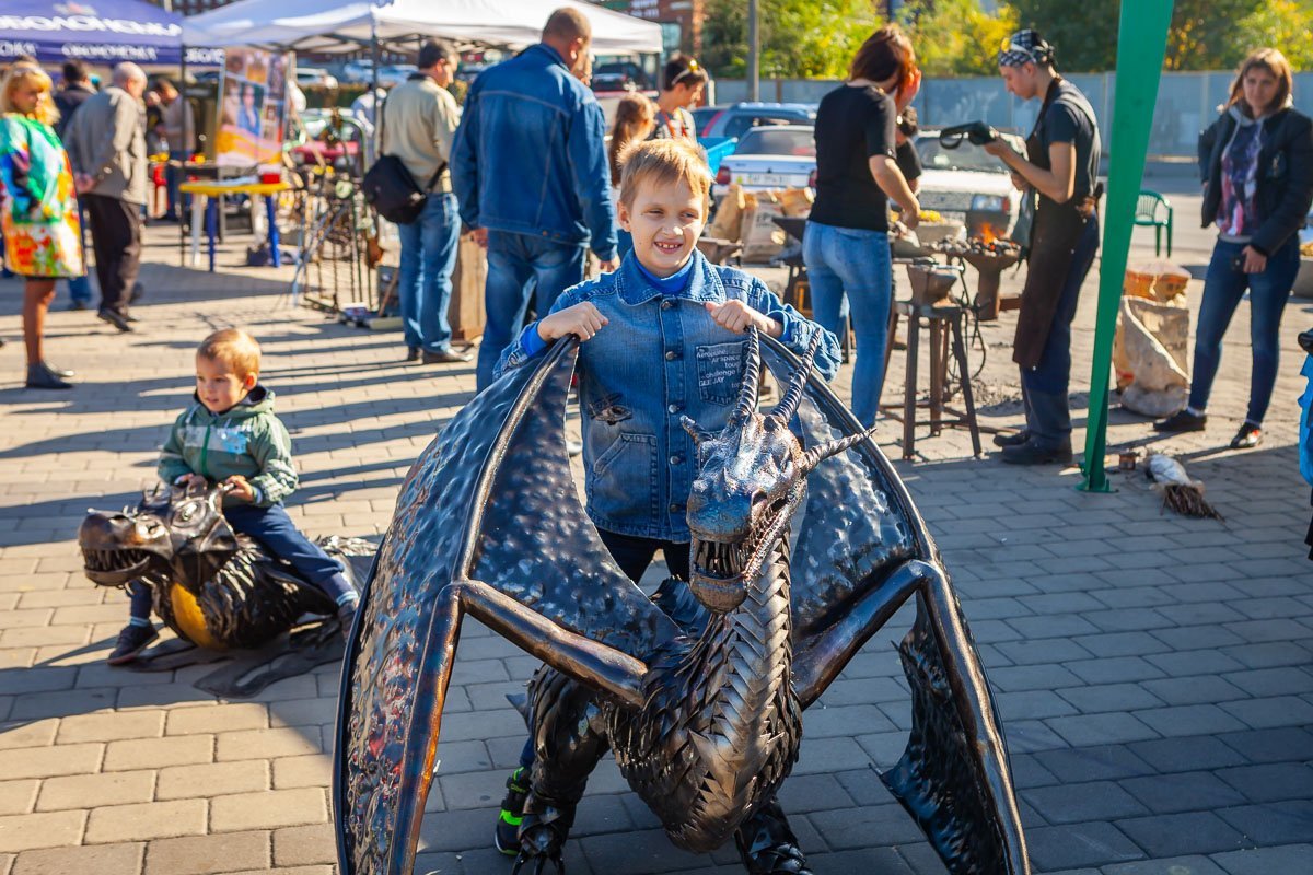 Впервые в Украине исполнили Государственный Гимн на наковальнях Впервые в Украине исполнили Государственный Гимн на наковальнях
