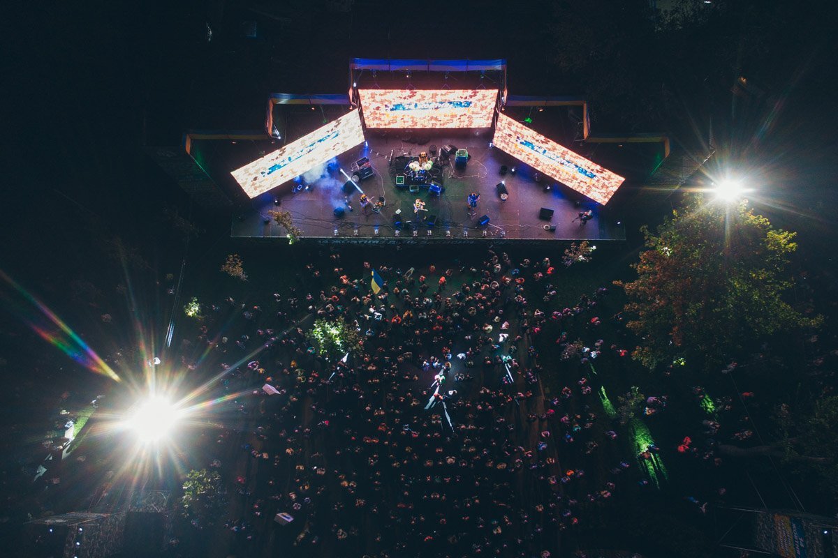 Люди семьями шли на праздник