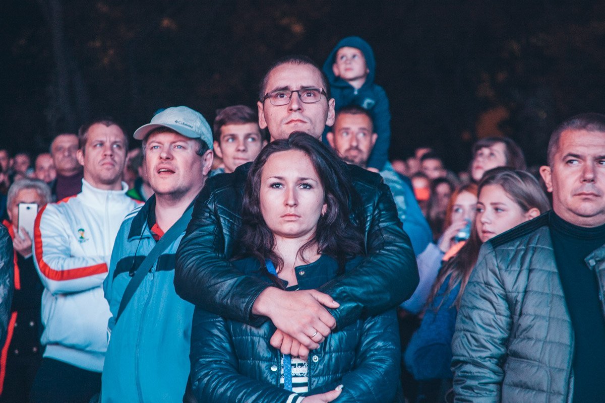 Все смотрят в разную точку