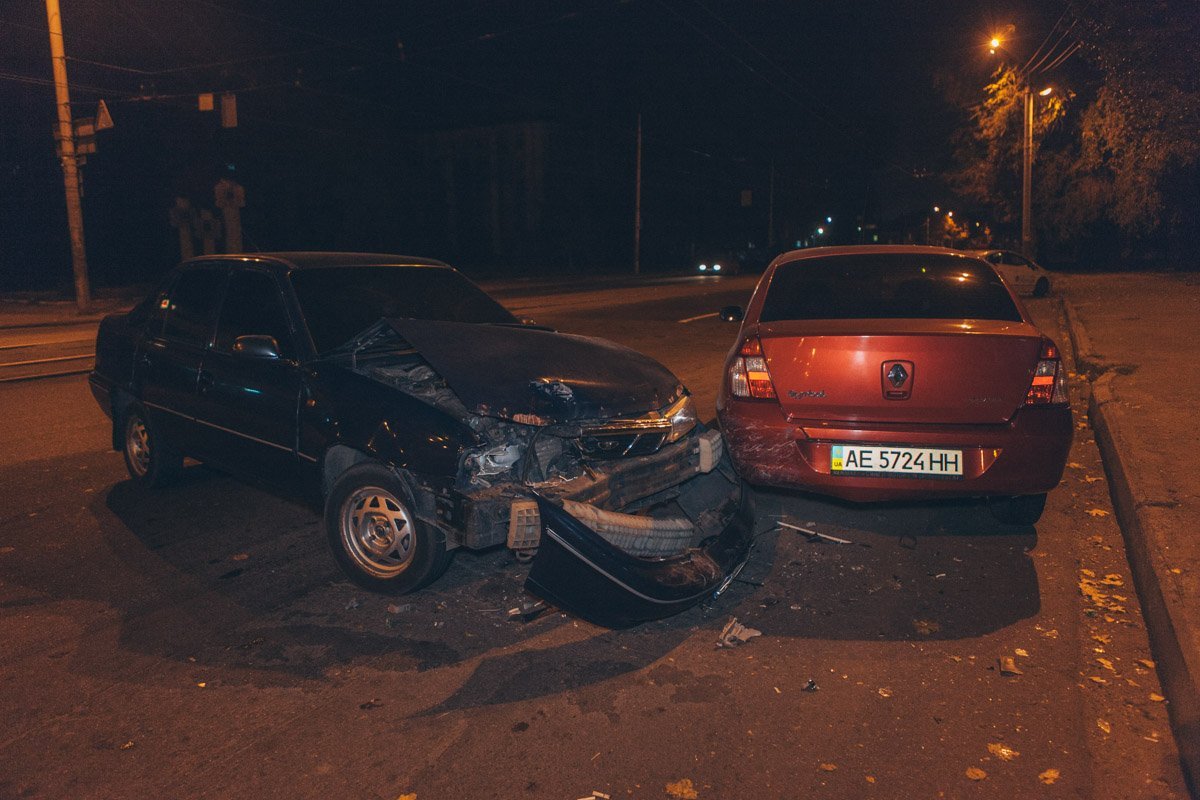 Renault стоял на автобусной остановке