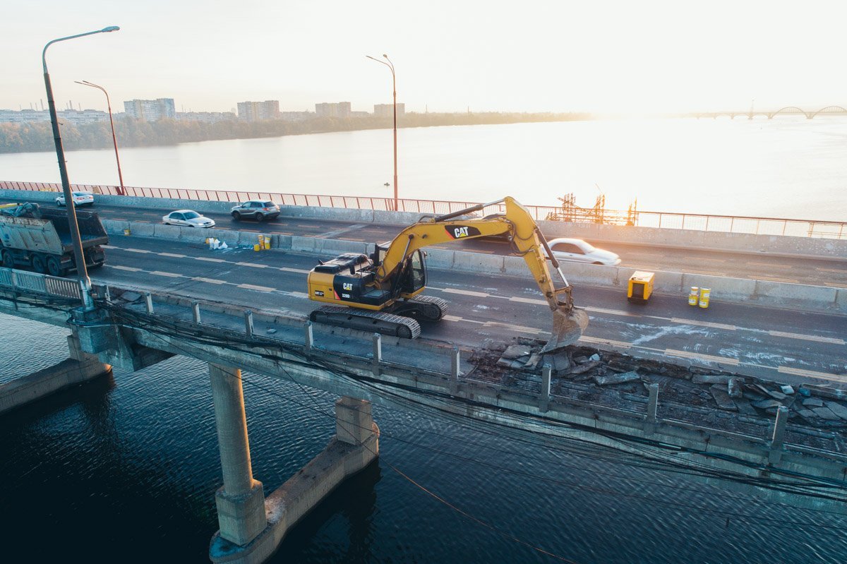 Рабочие уже перевесили реверсивные светофоры приступили к ремонту второй части Рабочие уже перевесили реверсивные светофоры приступили к ремонту второй части