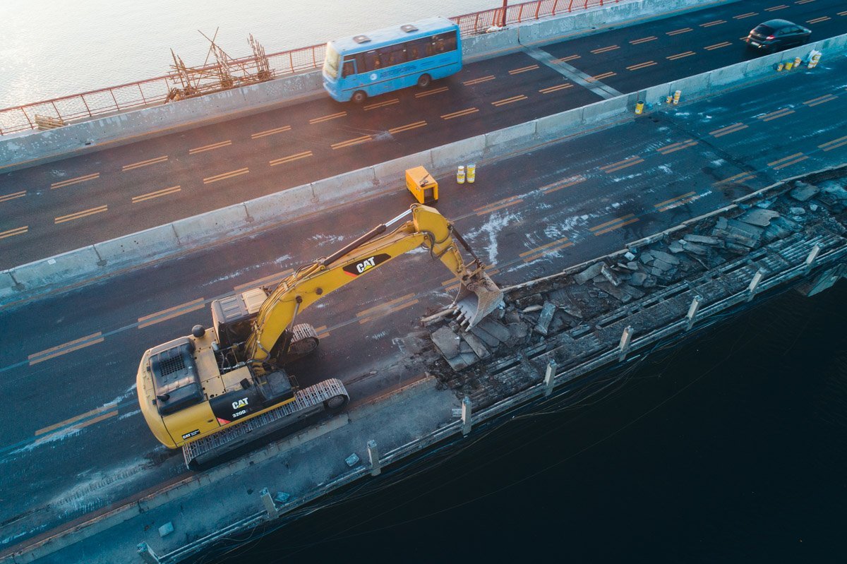 На огражденной полосе моста уже несколько дней работает спецтехника На огражденной полосе моста уже несколько дней работает спецтехника