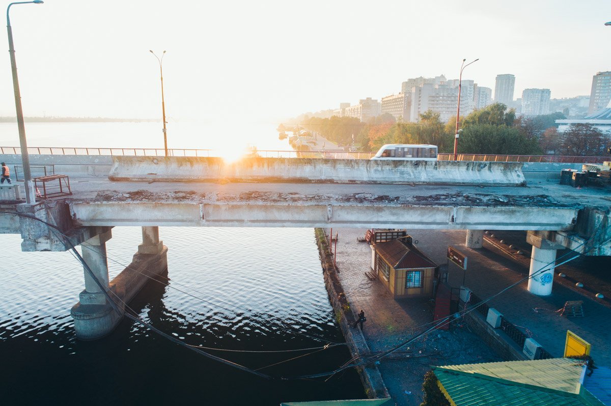 Рабочие успели демонтировать старые перила и балку Рабочие успели демонтировать старые перила и балку