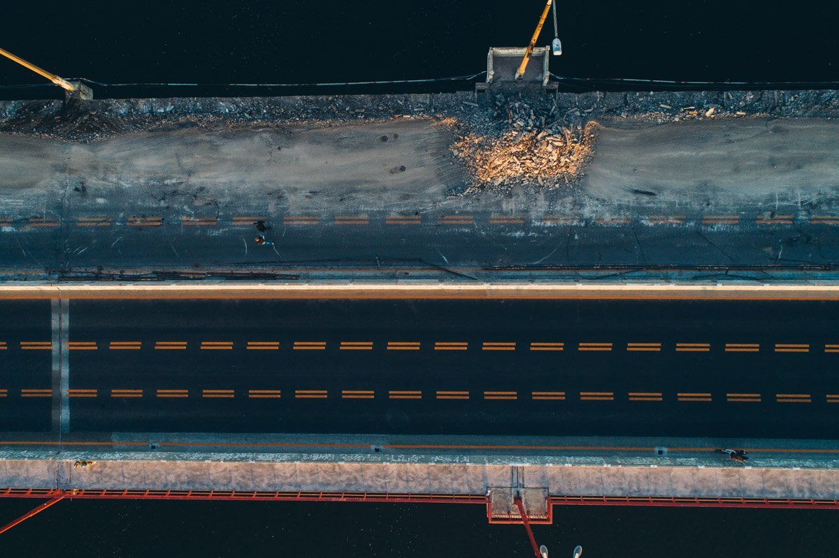 Строительный мусор пока находится на перекрытой полосе Строительный мусор пока находится на перекрытой полосе