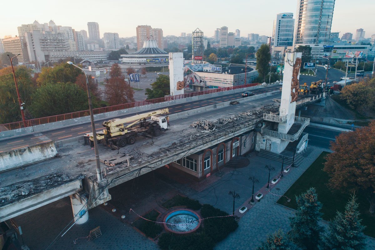 Мастера также частично сняли старое дорожное покрытие  Мастера также частично сняли старое дорожное покрытие
