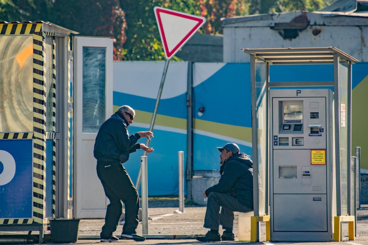 Днепр в лицах: какое настроение у жителей города в выходной понедельник 12