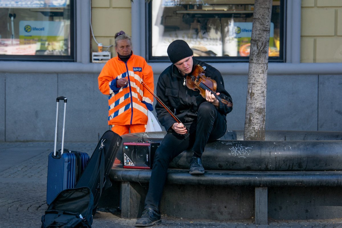 Днепр в лицах: какое настроение у жителей города в выходной понедельник 13