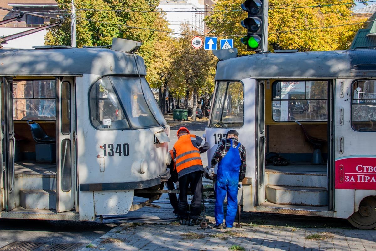 На пересечении улиц Святослава Храброго и Воскресенской сошел с рельсов трамвай №12 На пересечении улиц Святослава Храброго и Воскресенской сошел с рельсов трамвай №12