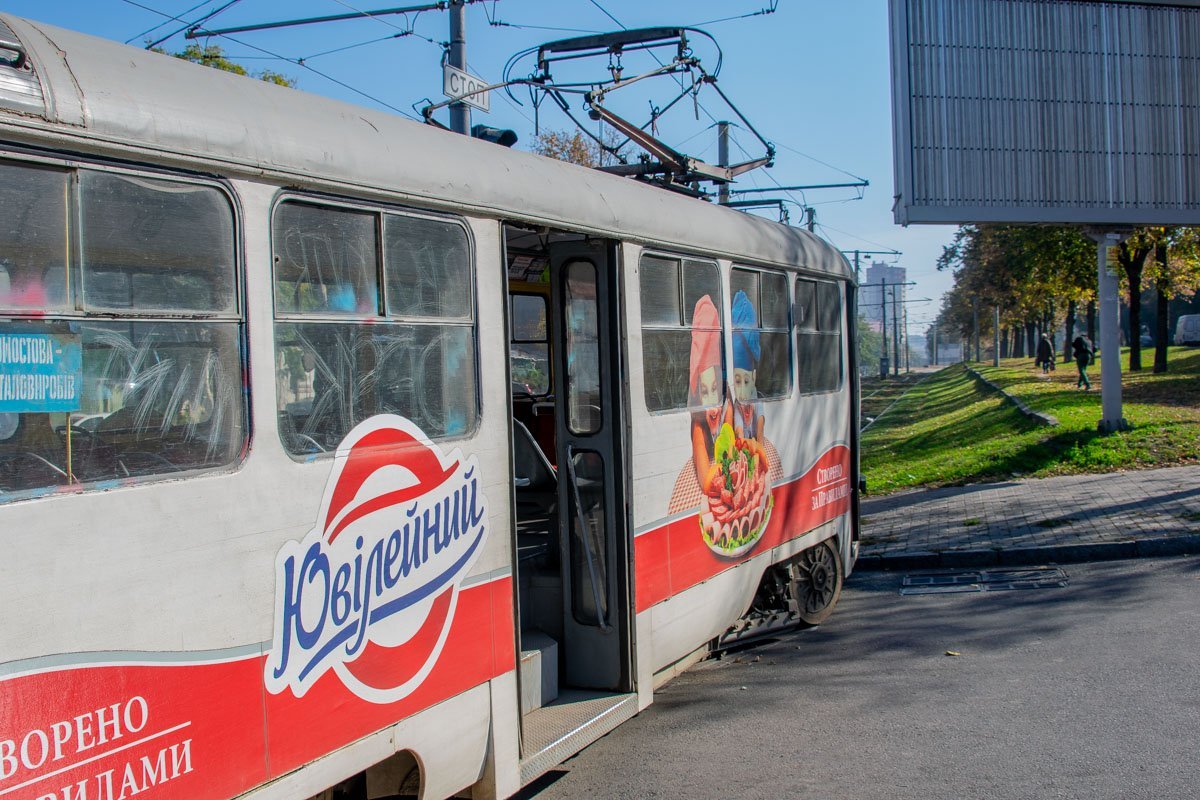 Сошедший с рельсов вагон заблокировал движение автомобилям и электротранспорту Сошедший с рельсов вагон заблокировал движение автомобилям и электротранспорту