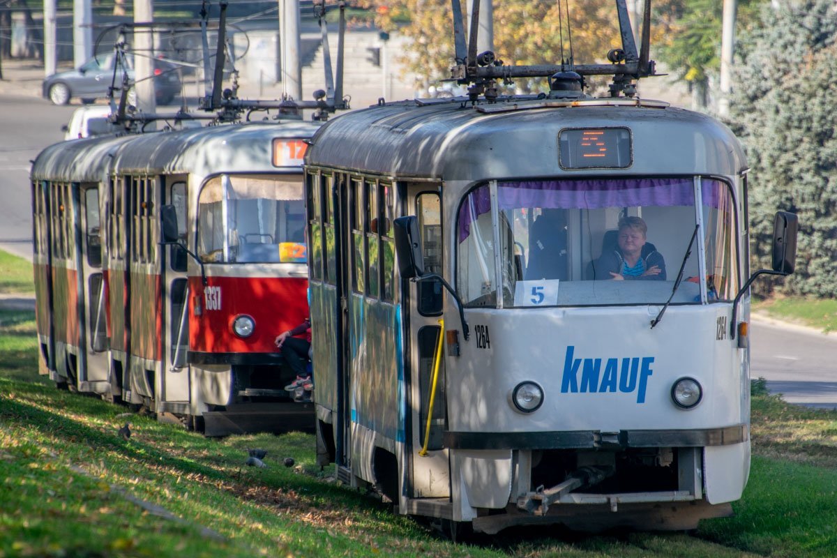 На место оперативно прибыла ремонтная бригада, чтобы поставить вагон на рельсы На место оперативно прибыла ремонтная бригада, чтобы поставить вагон на рельсы
