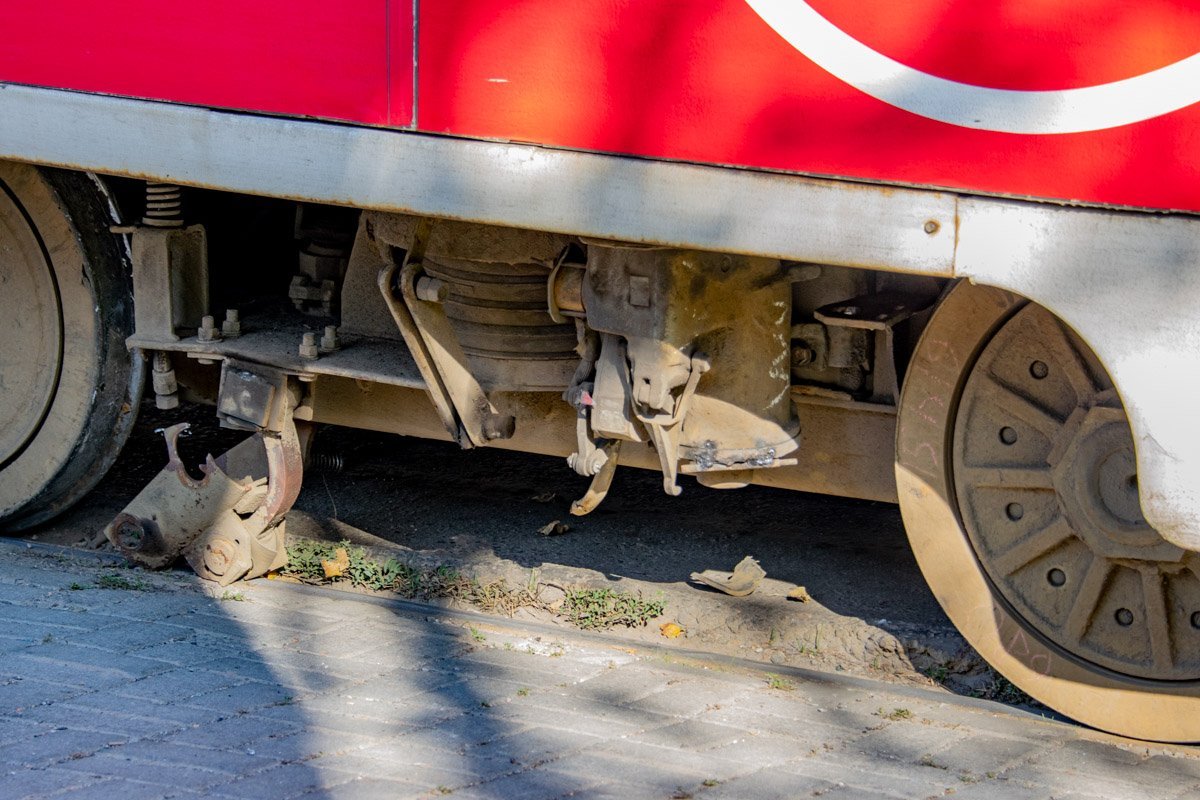 Вагон сошел с рельсов из-за того, что у первого вагона отвалился башмак торможения Вагон сошел с рельсов из-за того, что у первого вагона отвалился башмак торможения