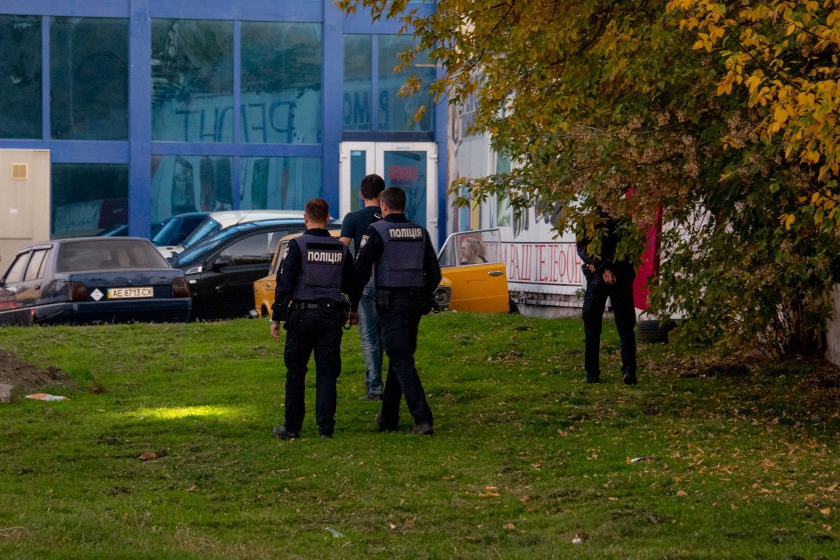 Патрульные ищут нож, которым ранили мужчину Патрульные ищут нож, которым ранили мужчину