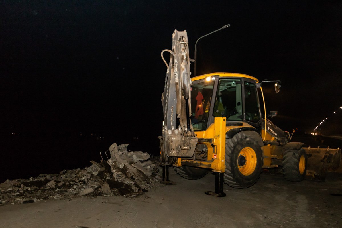 Ремонт на Новом мосту ночью