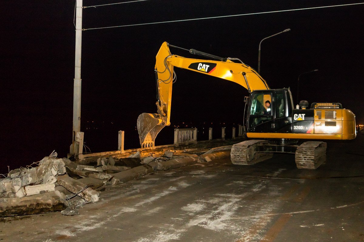 Сейчас на мосту работает один экскаватор и один трактор