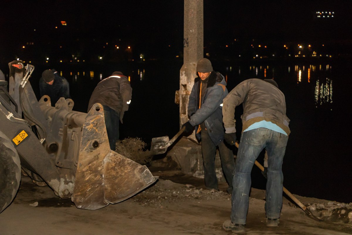 Коммунальщики работают в две смены 