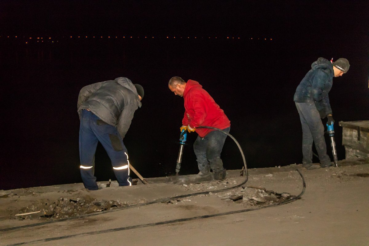 Работа на мосту кипит