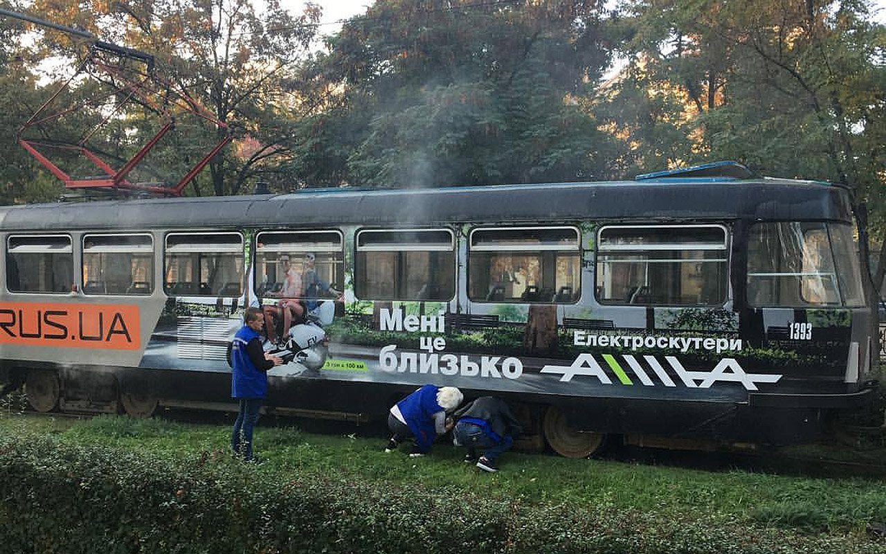 Возле остановки "Театр оперы и балета" задымился первый вагон трамвая №1 Возле остановки "Театр оперы и балета" задымился первый вагон трамвая №1