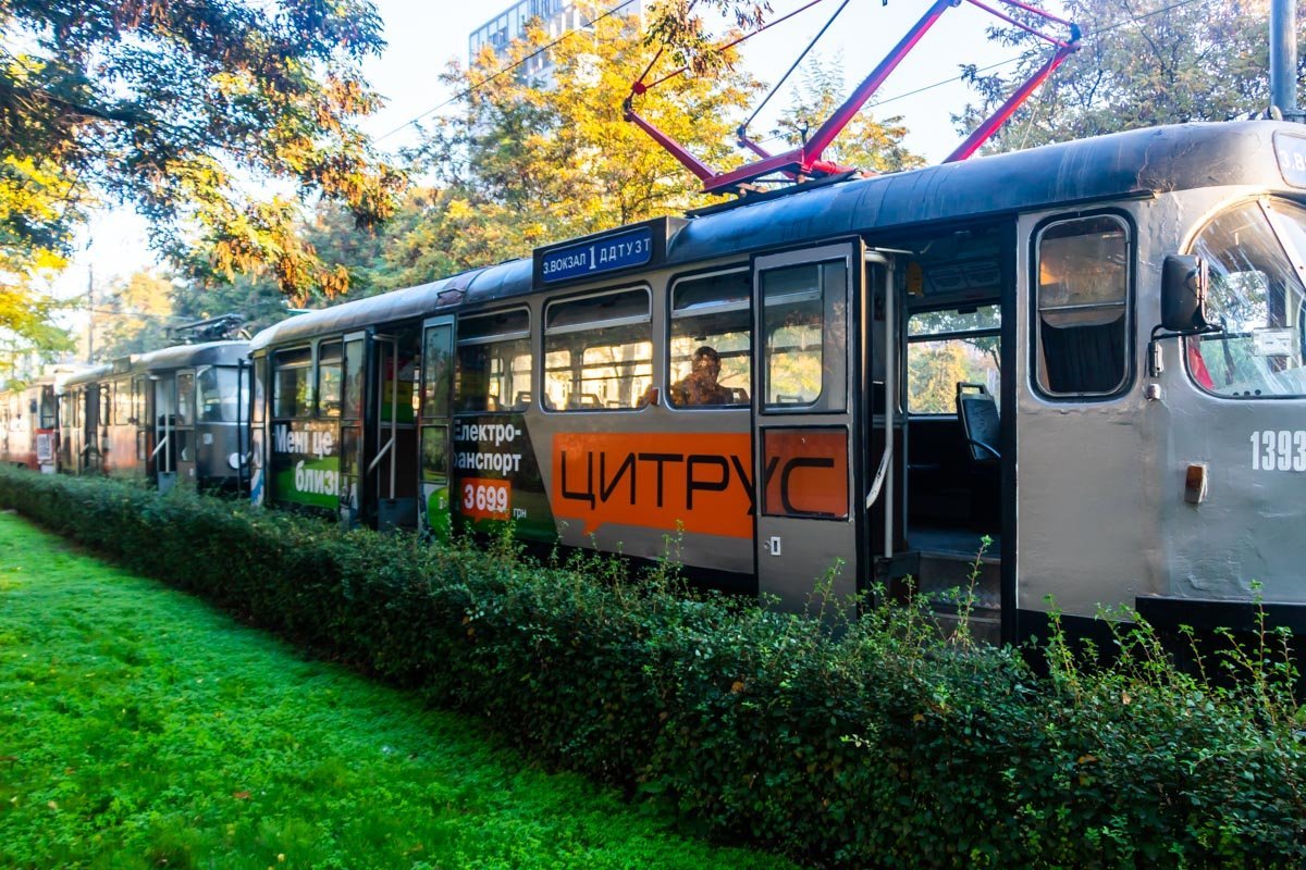 С места аварии поврежденный состав отбуксировал другой трамвай С места аварии поврежденный состав отбуксировал другой трамвай