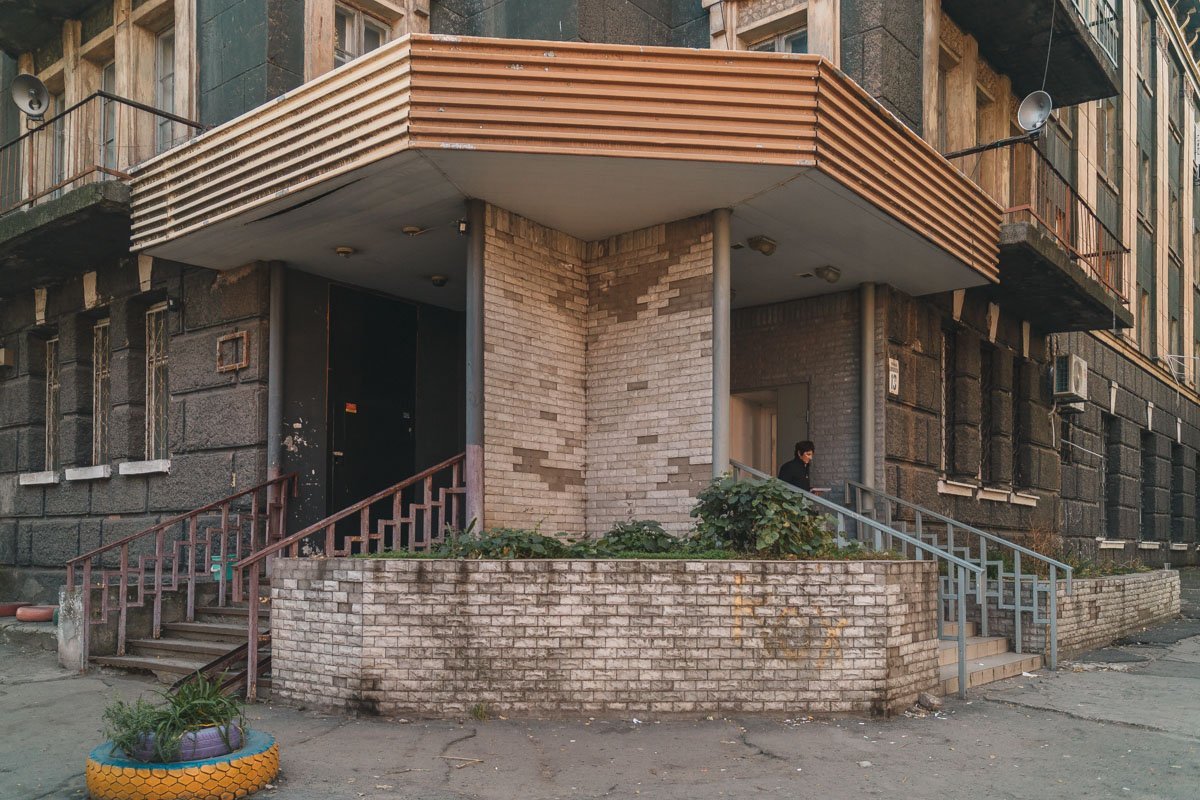 Рабочий, придя домой, не мог попасть в жилую часть, не пройдя душевую и не переодевшись