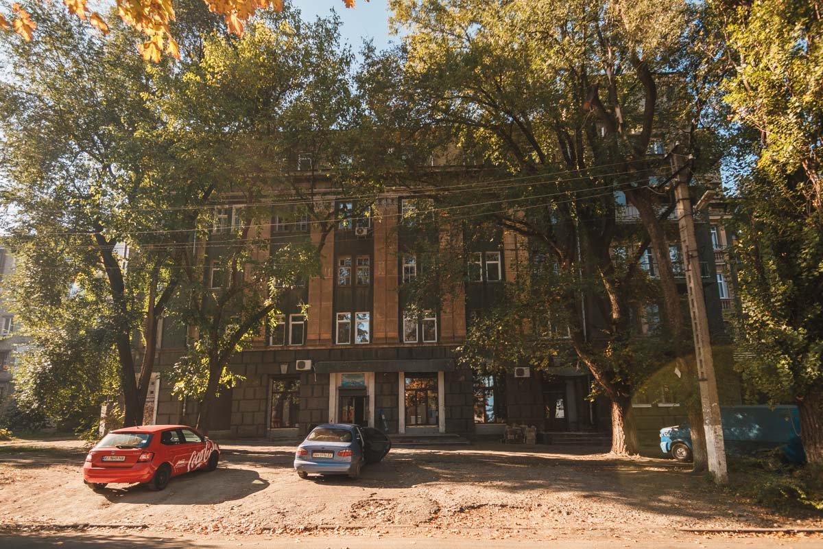 Кроны деревьев пытаются скрыть историю от взора злостных арендаторов