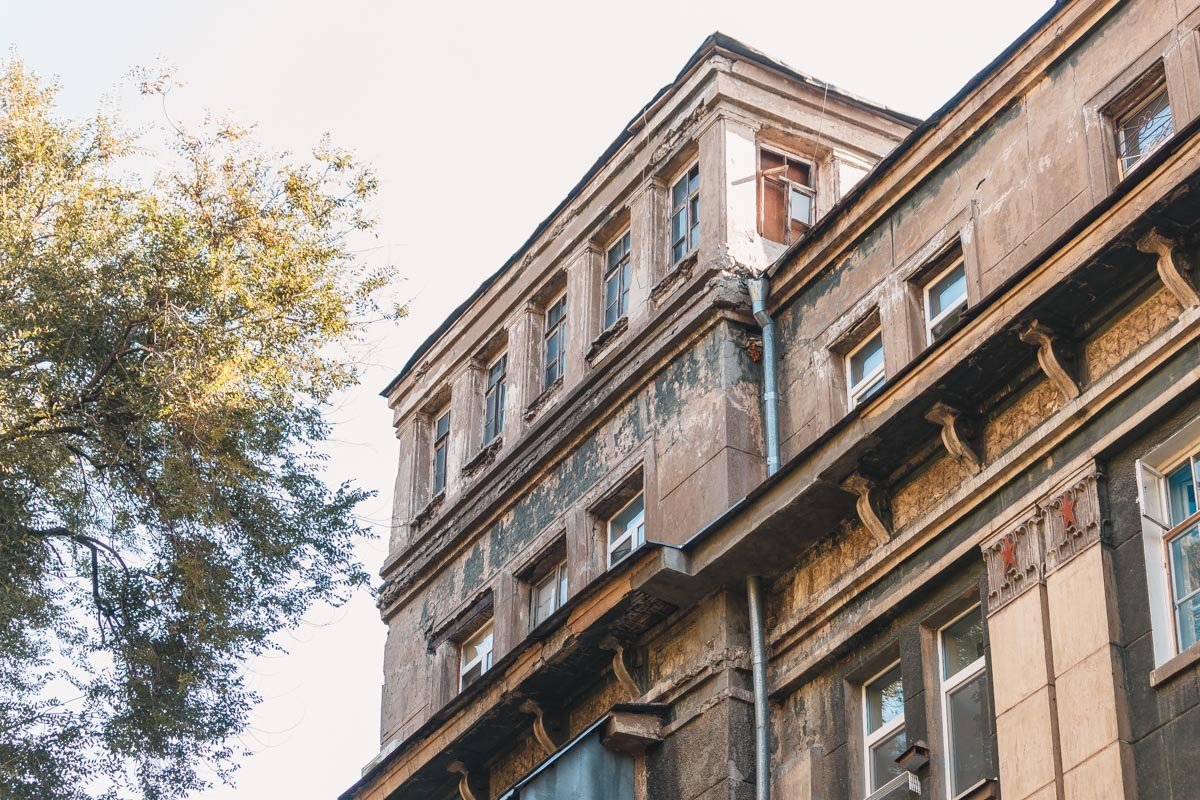 За несколько десятилетий «Дом прокатчика» превратился в рядовую общагу