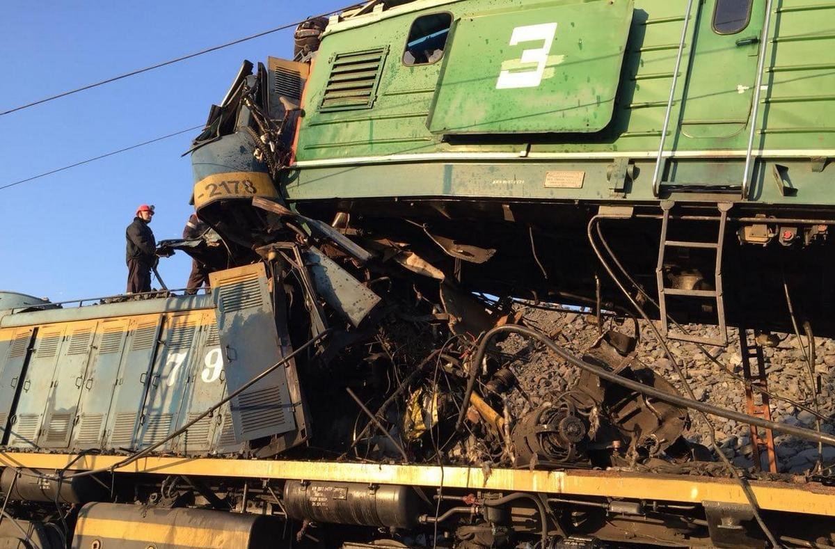 Рабочих, которые находились в локомотиве, спасателей доставали с помощью спецтехники Рабочих, которые находились в локомотиве, спасателей доставали с помощью спецтехники