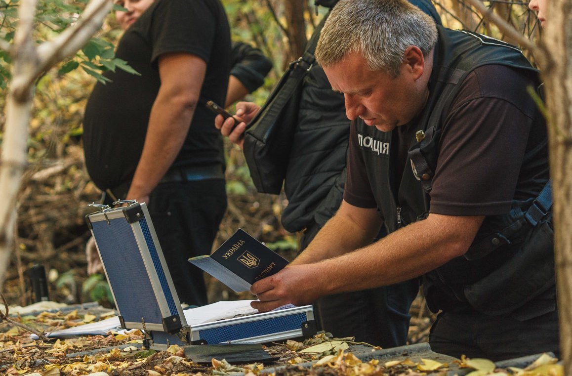 На месте работает патрульный экипаж, СОГ и судмедэксперты На месте работает патрульный экипаж, СОГ и судмедэксперты