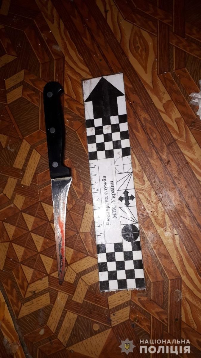 На месте происшествия следователи изъяли предполагаемое орудие убийства - кухонные нож На месте происшествия следователи изъяли предполагаемое орудие убийства - кухонные нож