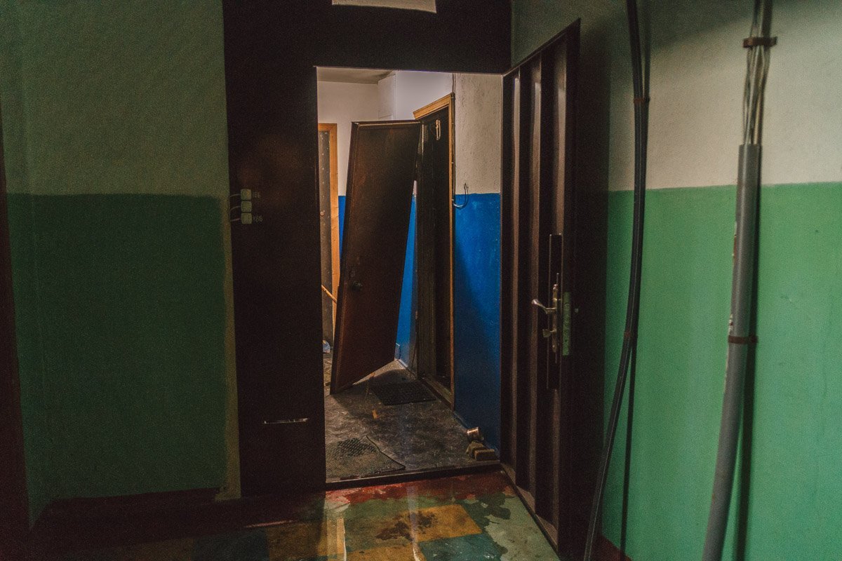 Спасателям пришлось срезать входную дверь бензорезом