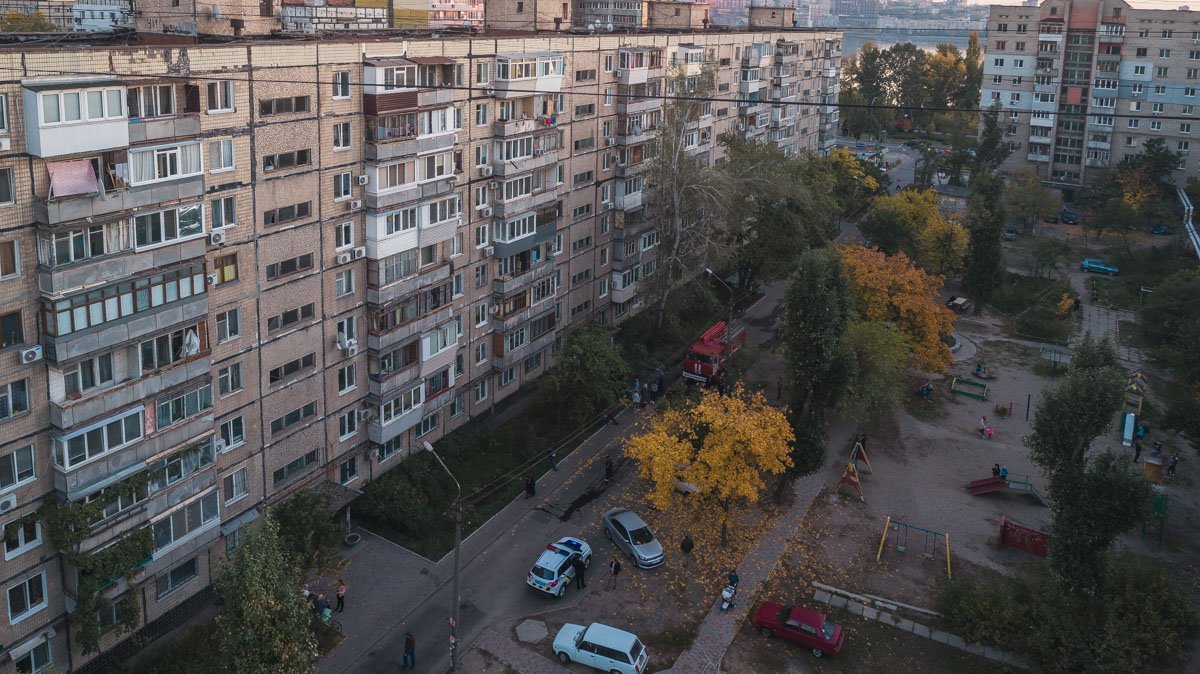 Местные жители говорят, что подобные визиты службы спасения в эту квартиру - явление частое