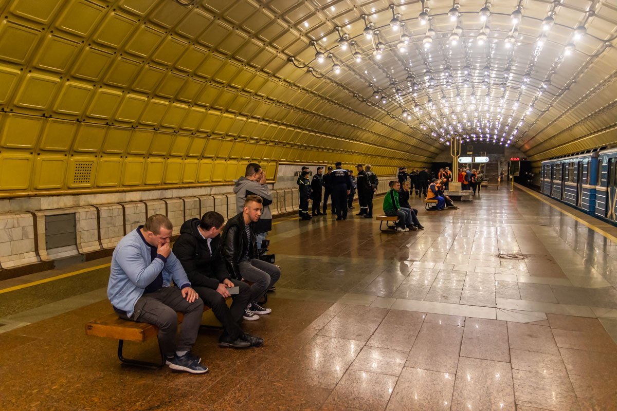 Некоторые пассажиры "ждут" своего поезда