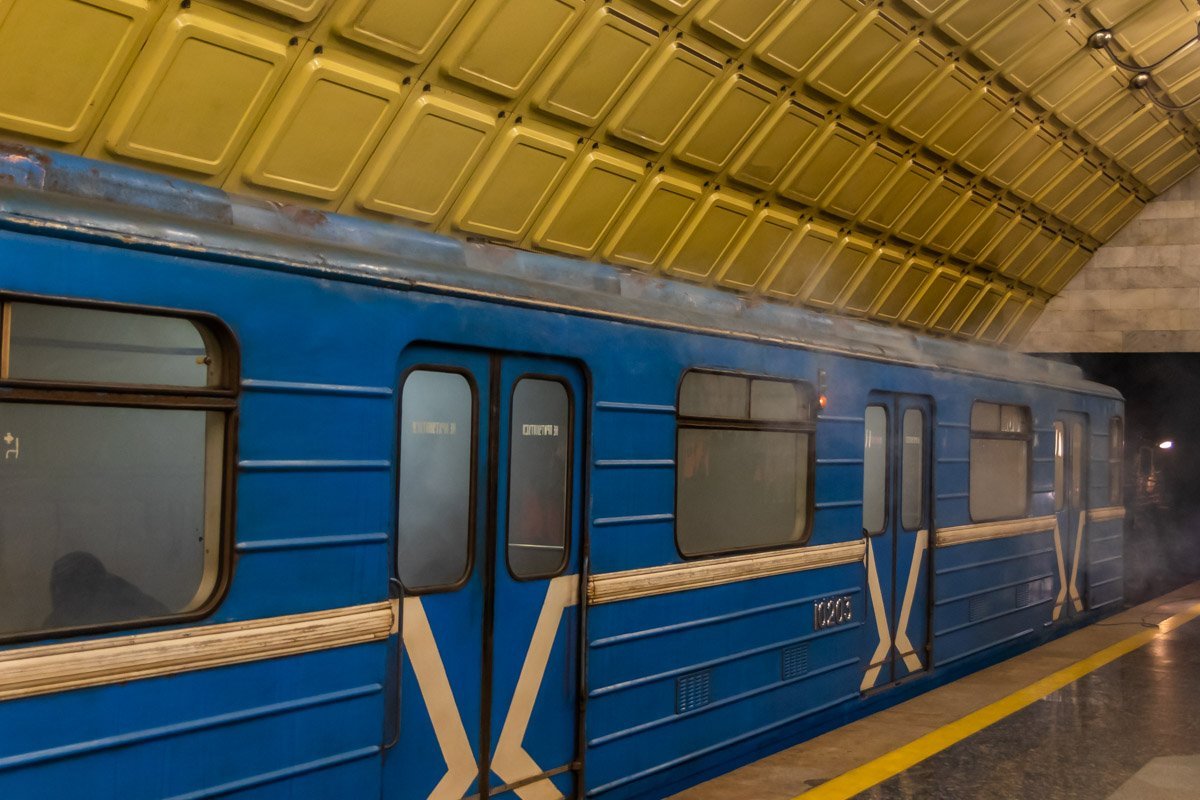  23:40 - на станции останавливается поезд в дыму