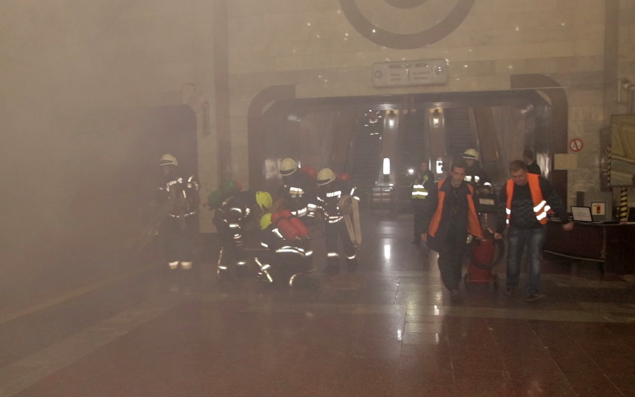 В 23:45 вниз по эскалатору спускаются первые спасатели