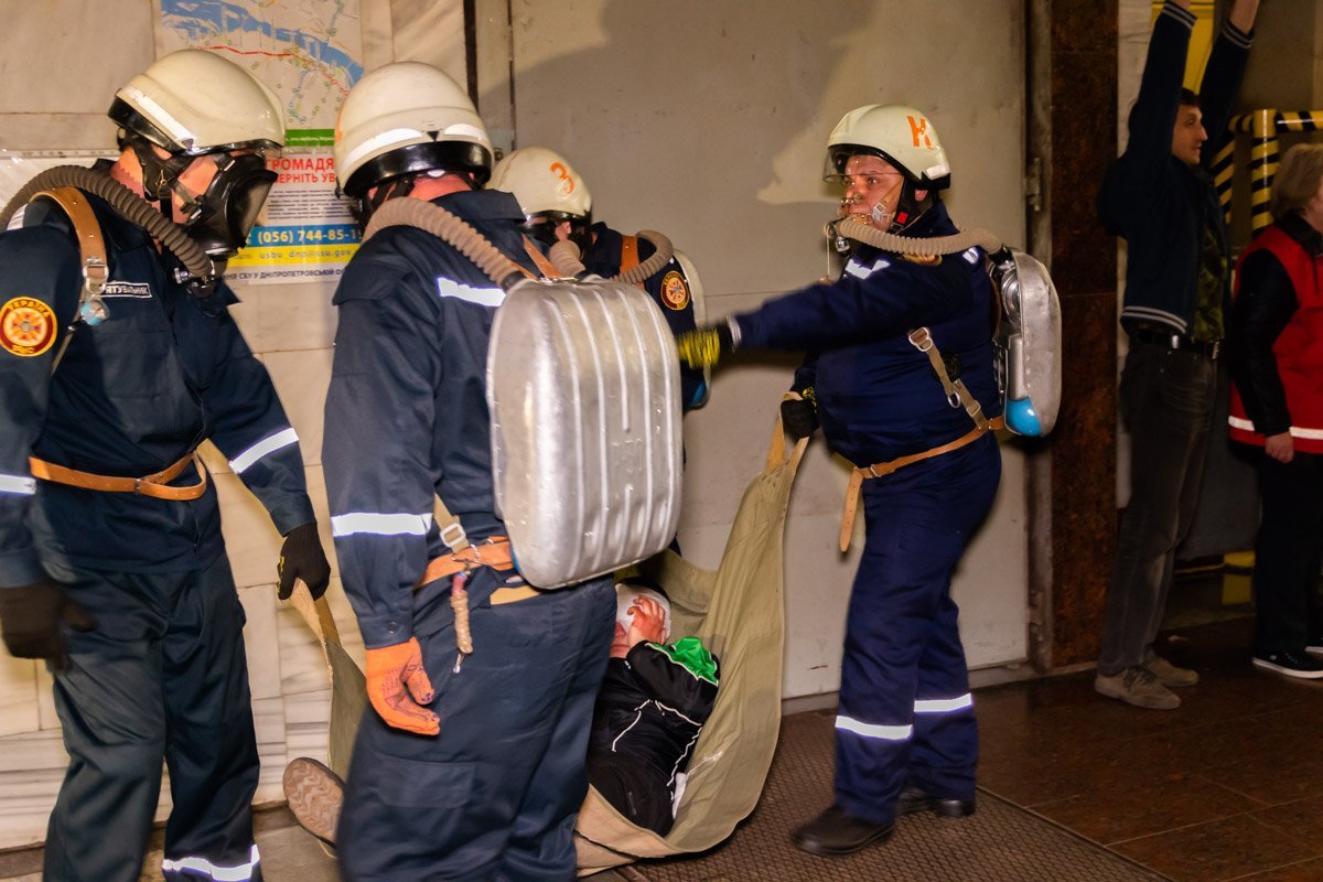 Первые спасатели эвакуируют пострадавших