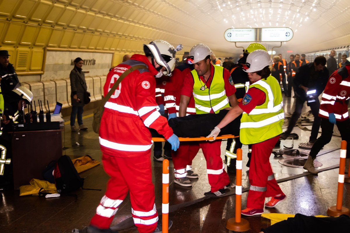 В 23:48 прибывают сотрудники скорой помощи и волонтеры Красного Креста