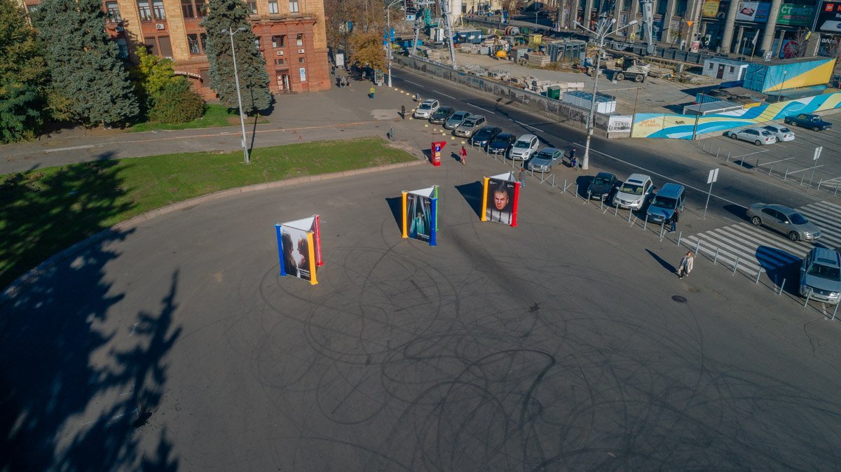 Сейчас на площади стоят афиши Сейчас на площади стоят афиши