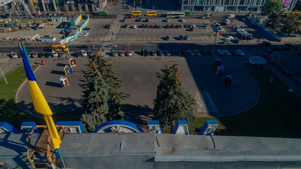 Чтобы люди не парковались, площадь обнесли столбиками Чтобы люди не парковались, площадь обнесли столбиками