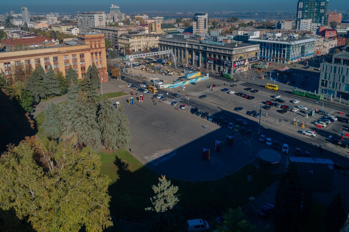 На площади проходят массовые мероприятия На площади проходят массовые мероприятия