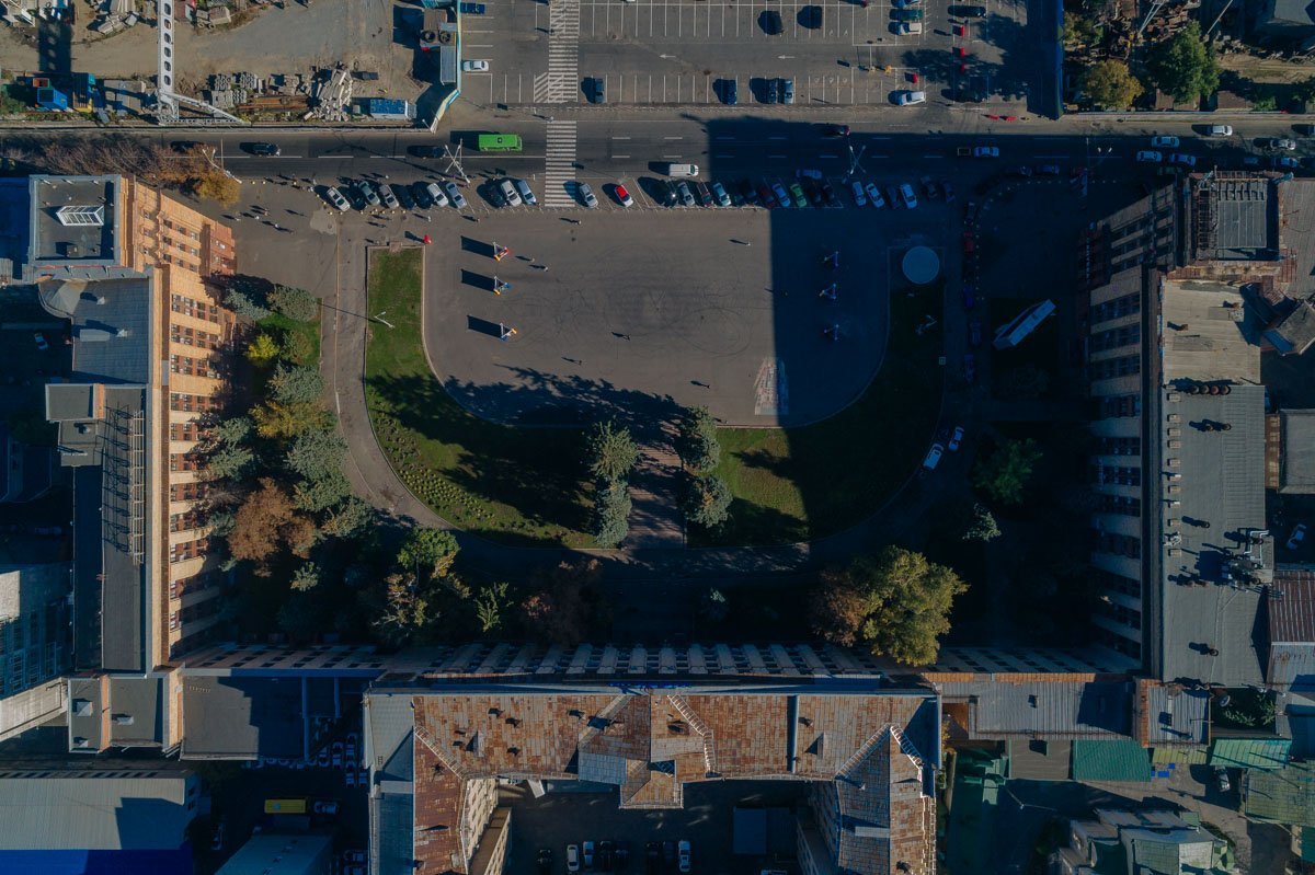 Площадь "оберегает" П-образное здание Площадь "оберегает" П-образное здание