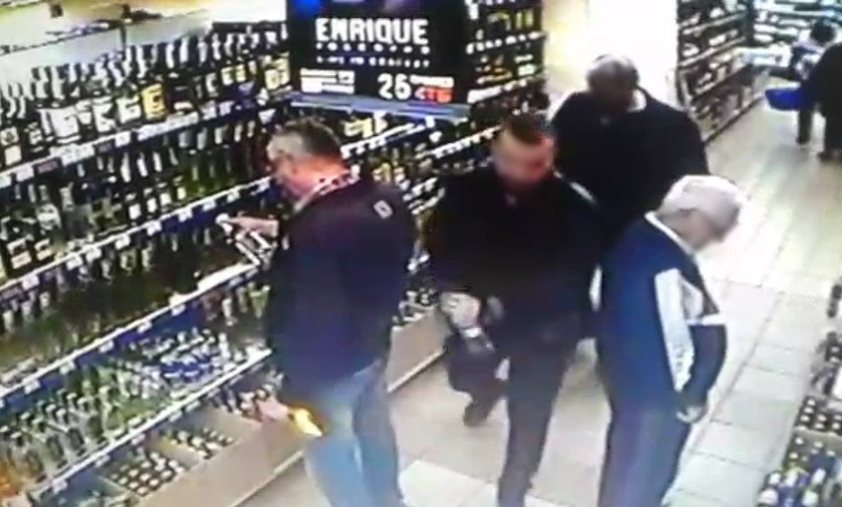 Правоохранители отработали записи видеокамер, установленных на пути следования участников события, и изъяли 12 гильз на месте происшествия Правоохранители отработали записи видеокамер, установленных на пути следования участников события, и изъяли 12 гильз на месте происшествия