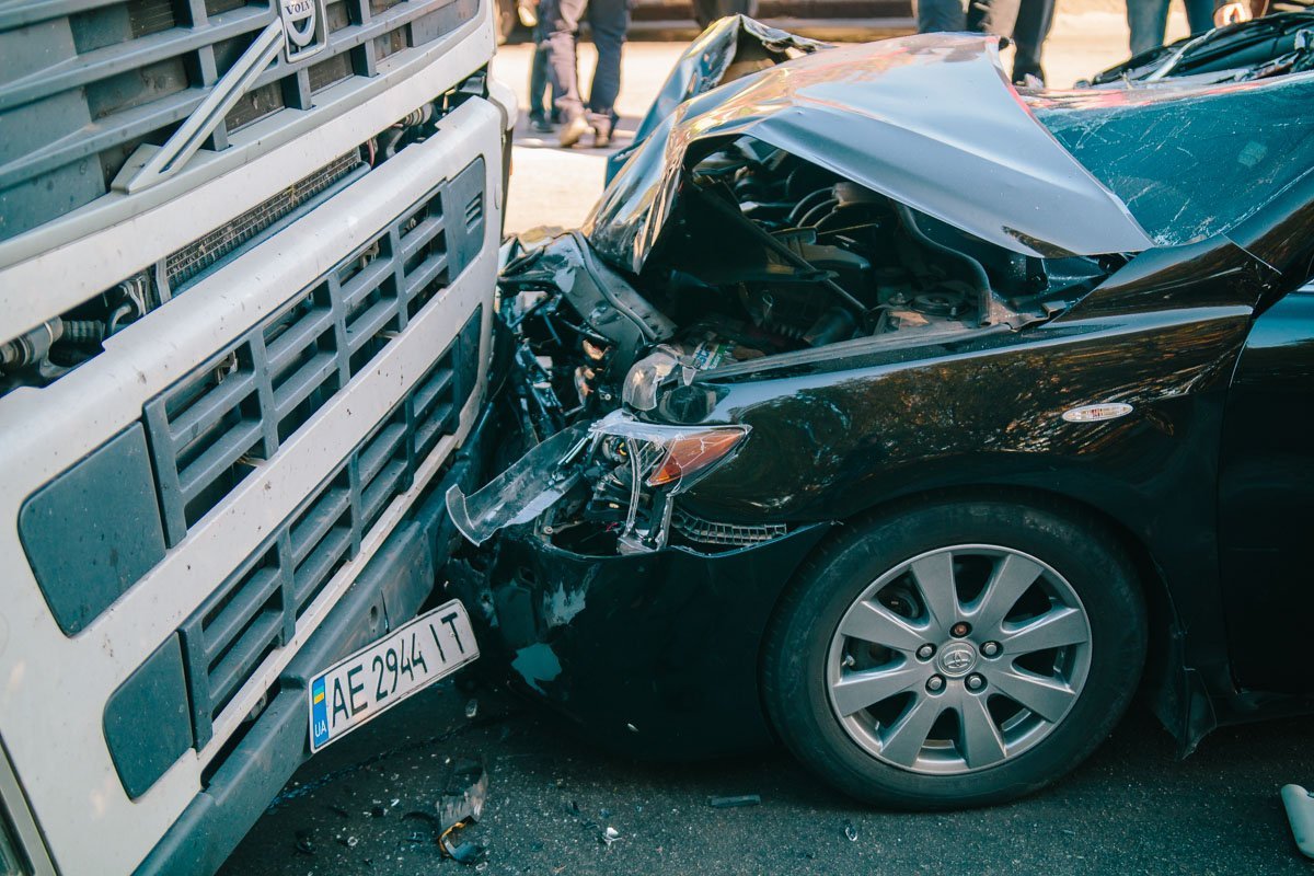 От столкновения серьезно пострадал автомобиль Toyota От столкновения серьезно пострадал автомобиль Toyota