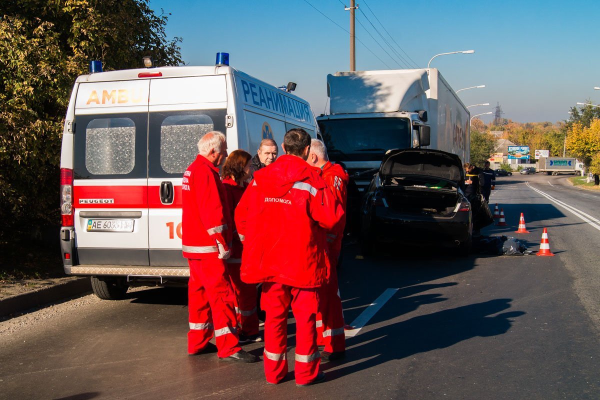 Сотрудники скорой помощи на месте происшествия Сотрудники скорой помощи на месте происшествия