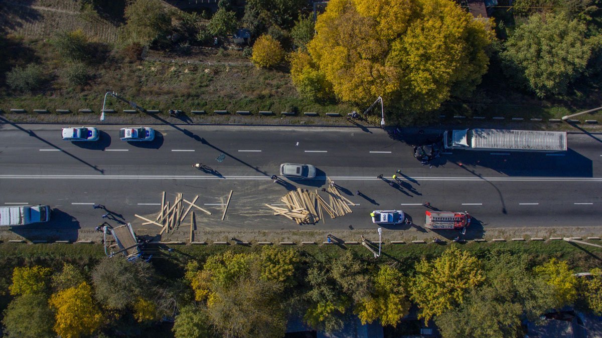 Из грузовика высыпались доски Из грузовика высыпались доски
