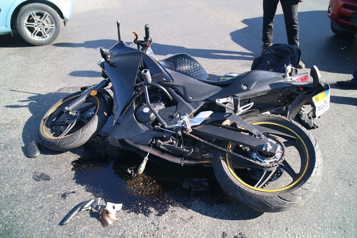 Возле ТЦ "Караван" столкнулись автомобиль Toyota и мотоцикл Возле ТЦ "Караван" столкнулись автомобиль Toyota и мотоцикл