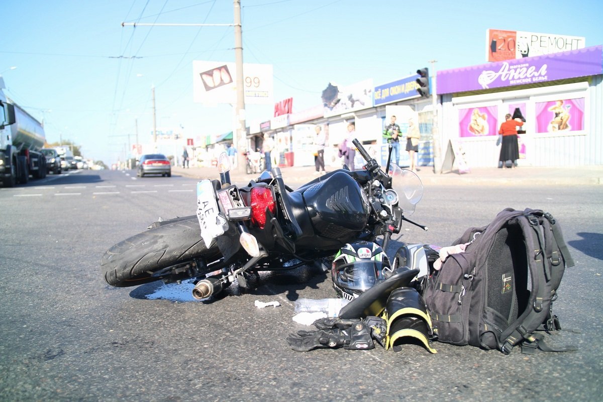 Девушка водитель Toyota не пропустила мотоциклиста, в результате чего произошло столкновение Девушка водитель Toyota не пропустила мотоциклиста, в результате чего произошло столкновение